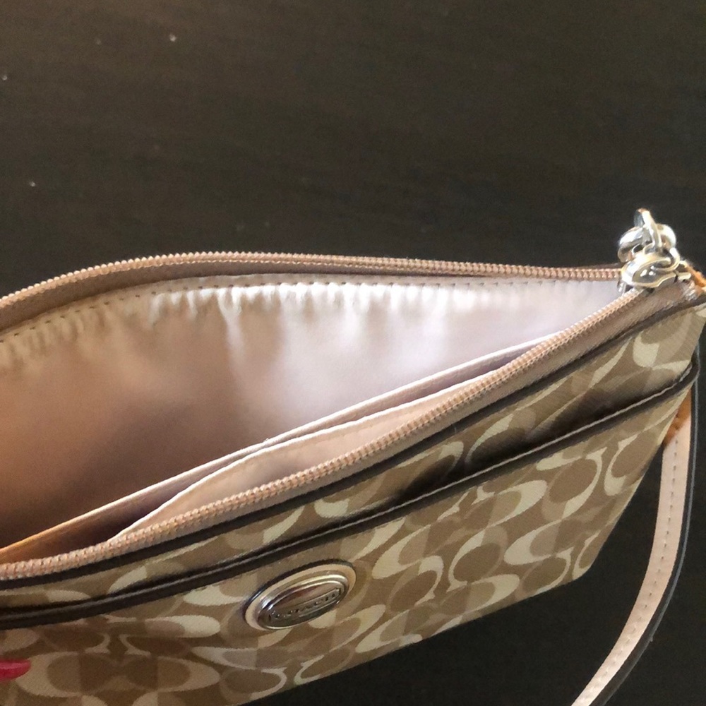 Coach wristlet - Picture 5 of 5